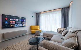 Emirates Lux Apartment And Parking