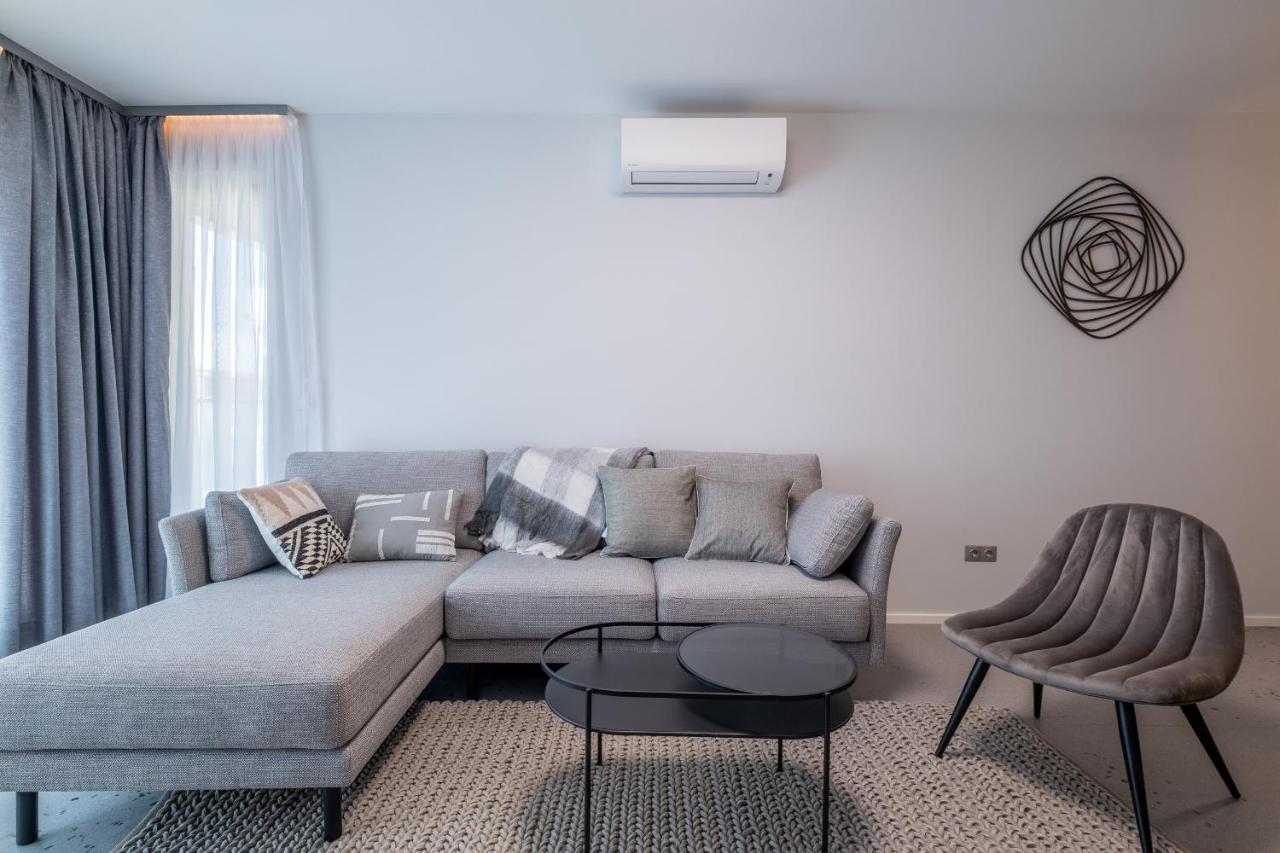 Emirates Lux Apartment And Parking Sofia Exterior photo